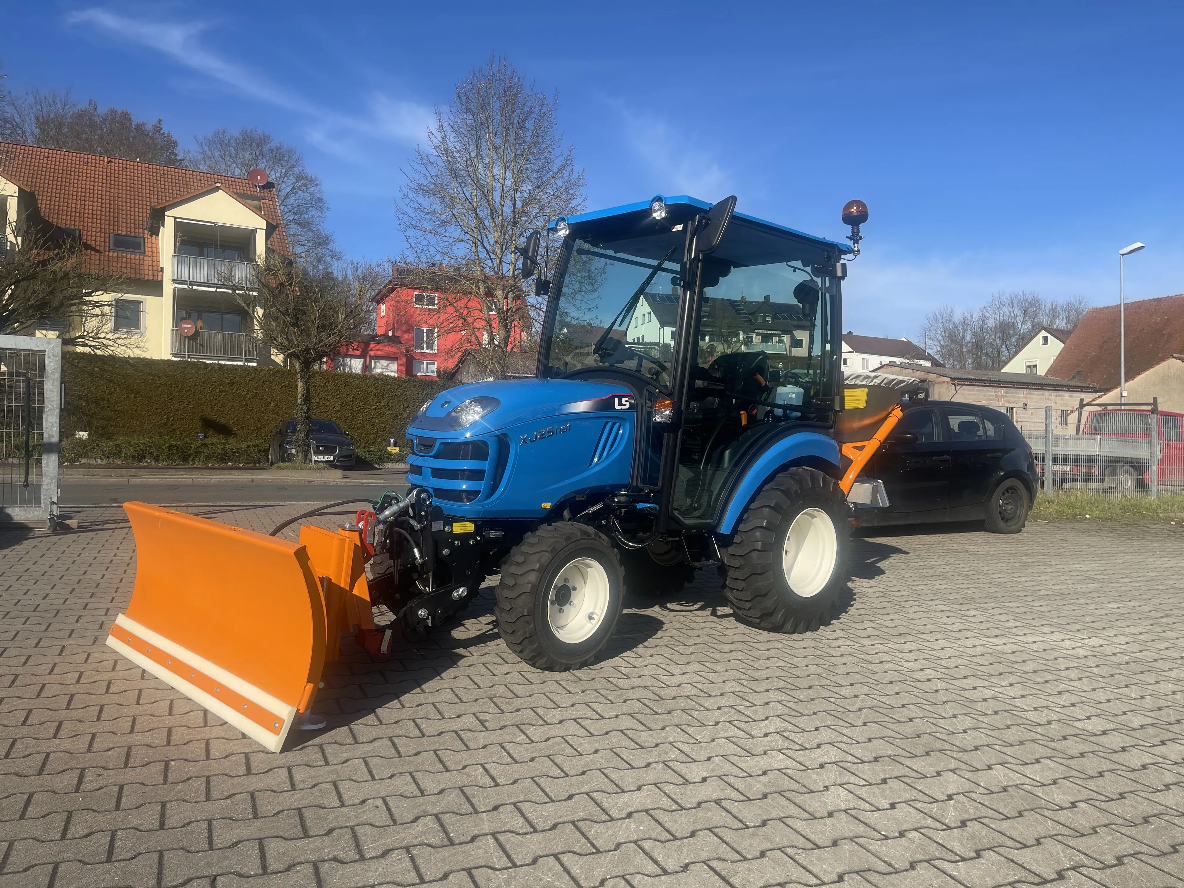XJ 25 - HST Snowline, inkl. Industriebereifung, Komfortkabine, Frontkraftheber, Schneeschild Aigner, Anbaustreuer 180 ltr. mit Beleuchtung  f. XJ25