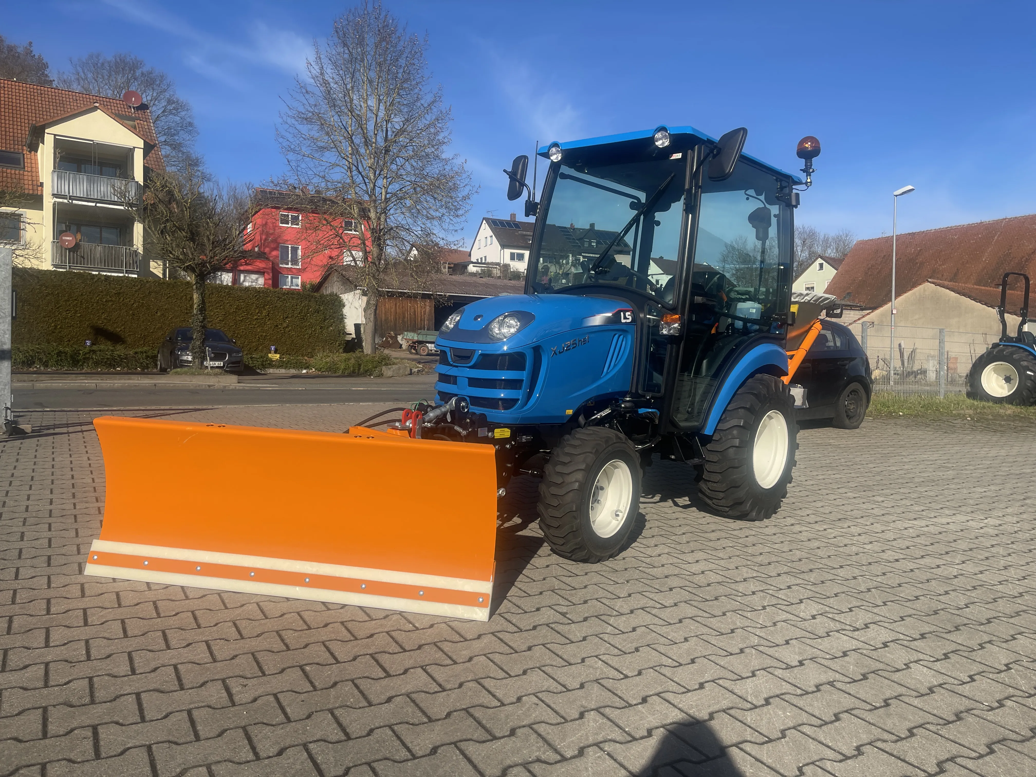 XJ 25 - HST Snowline, inkl. Industriebereifung, Komfortkabine, Frontkraftheber, Schneeschild Aigner, Anbaustreuer 180 ltr. mit Beleuchtung  f. XJ25