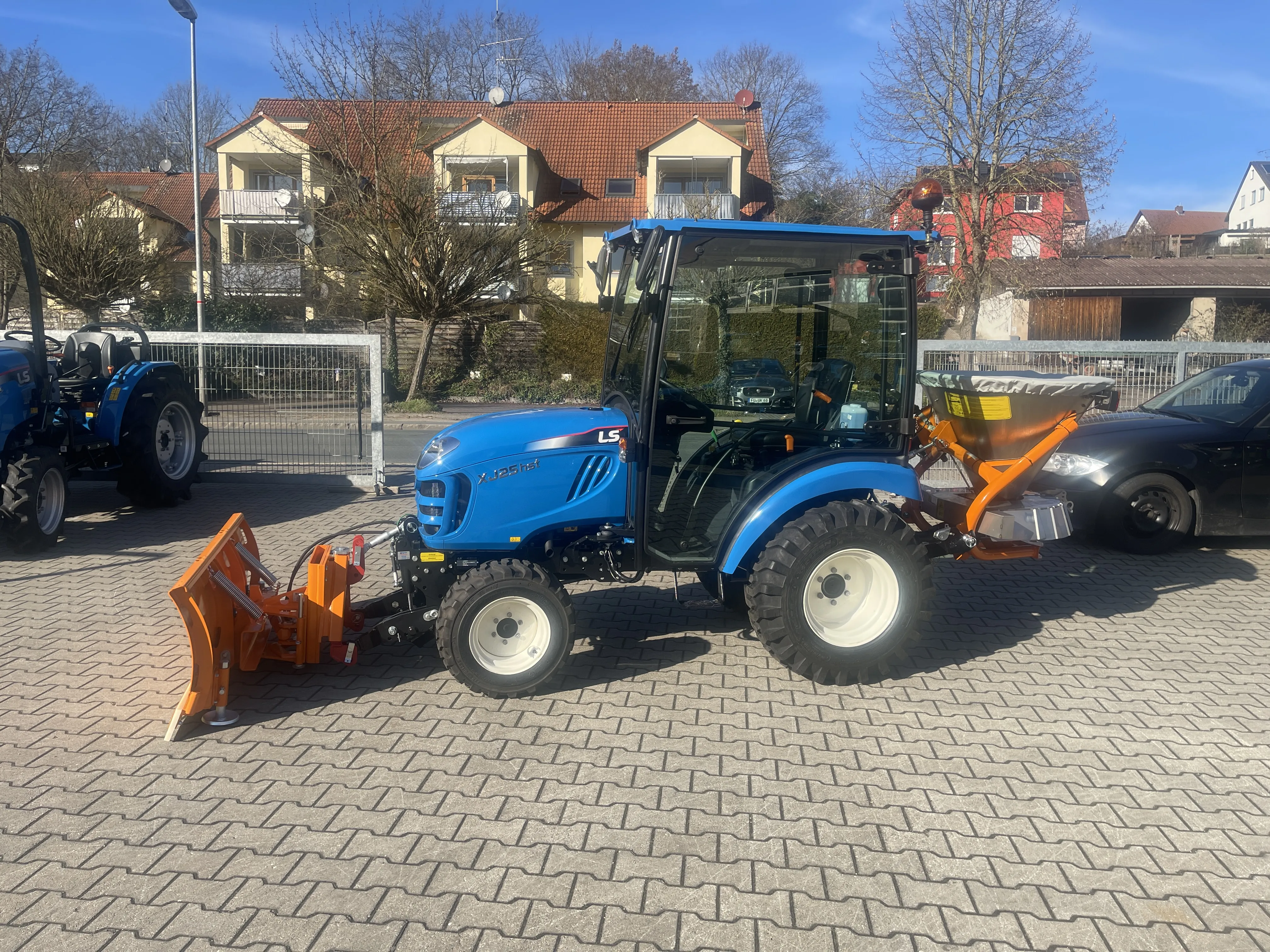 XJ 25 - HST Snowline, inkl. Industriebereifung, Komfortkabine, Frontkraftheber, Schneeschild Aigner, Anbaustreuer 180 ltr. mit Beleuchtung  f. XJ25